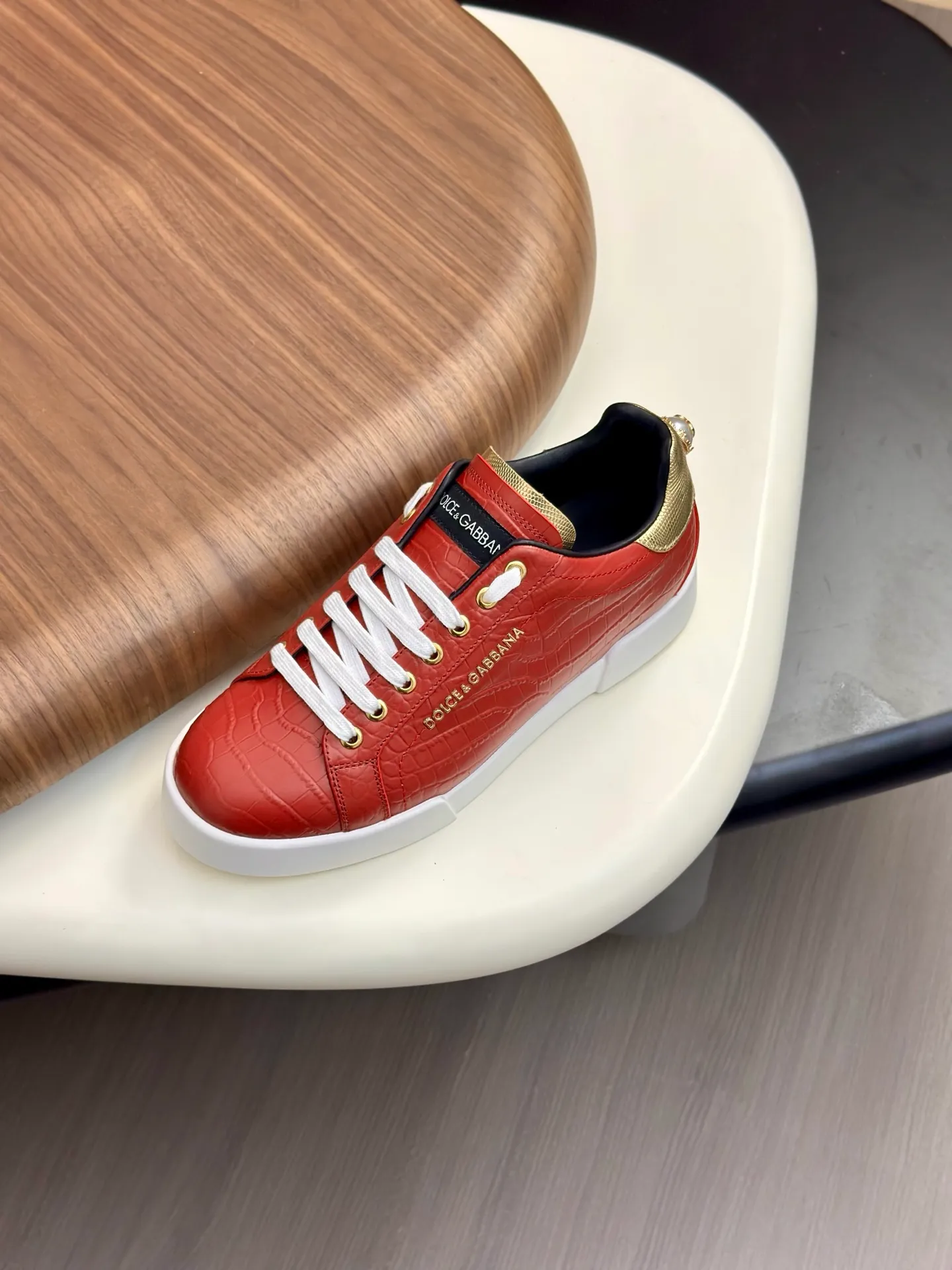 New product 💰800 DG Dolce & Gabbana men's shoes 💰ortofino calfskin sneakers ♞size; 39~44 (customized 38.45.46) Iconic men's shoes 💰ortofino series of sneakers, classic and timeless style, now presented with fashionable details. The calfskin engraved DG logo is a subtle finishing touch. Men's shoes💰ortofino calfskin sneakers: